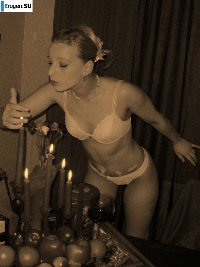 Роковая блондинка в нижнем белье томно позирует, а потом раздевается. Фото 23