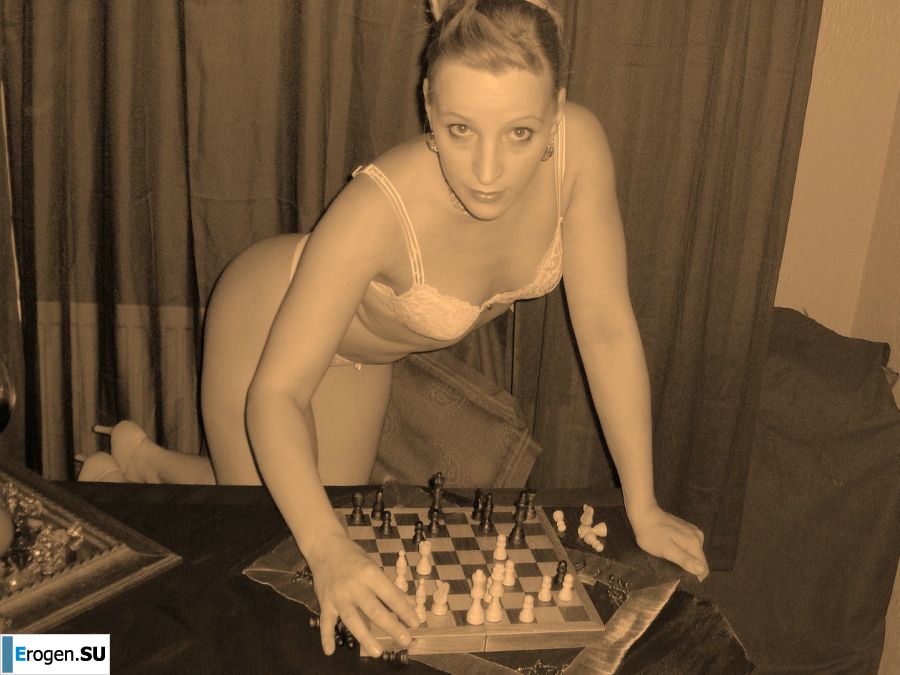 Роковая блондинка в нижнем белье томно позирует, а потом раздевается. Фото 25