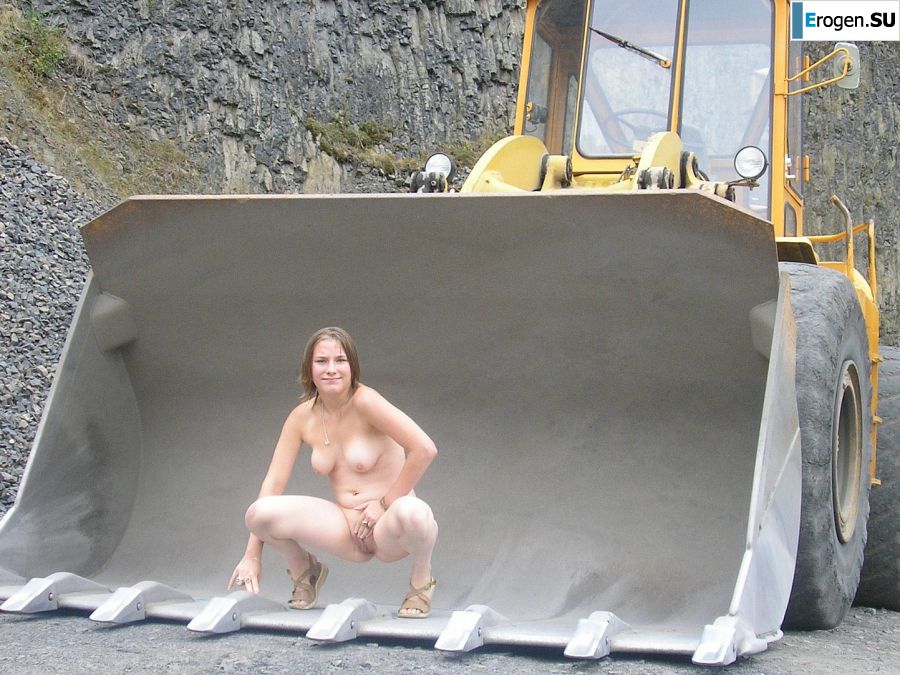 Рыжая девушка в колготках в сеточку раздевается прямо на улице. Фото 14