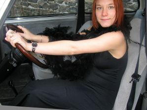 Рыжая девушка в колготках в сеточку раздевается прямо на улице. Эскиз 8