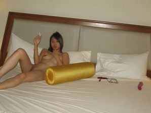 Азиатка раздвинула ноги и бесстыдно теребит письку. Эскиз 28