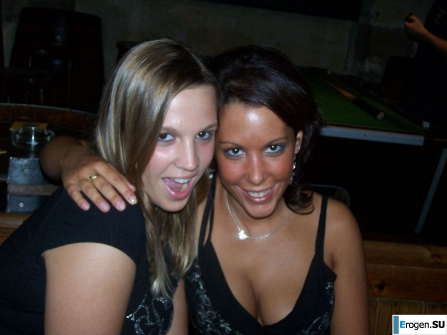 The red-haired beauty poses on the bed without panties, spread her legs. Photo 3