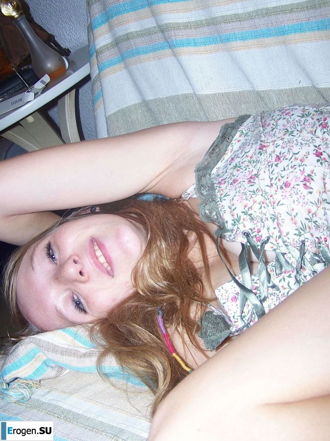 The red-haired beauty poses on the bed without panties, spread her legs. Photo 7