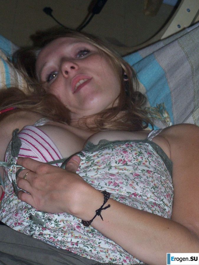 The red-haired beauty poses on the bed without panties, spread her legs. Photo 8