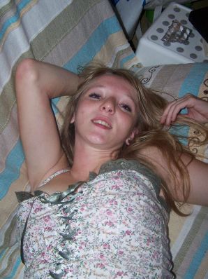 The red-haired beauty poses on the bed without panties, spread her legs. Thumb 11