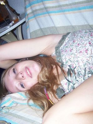 The red-haired beauty poses on the bed without panties, spread her legs. Thumb 7