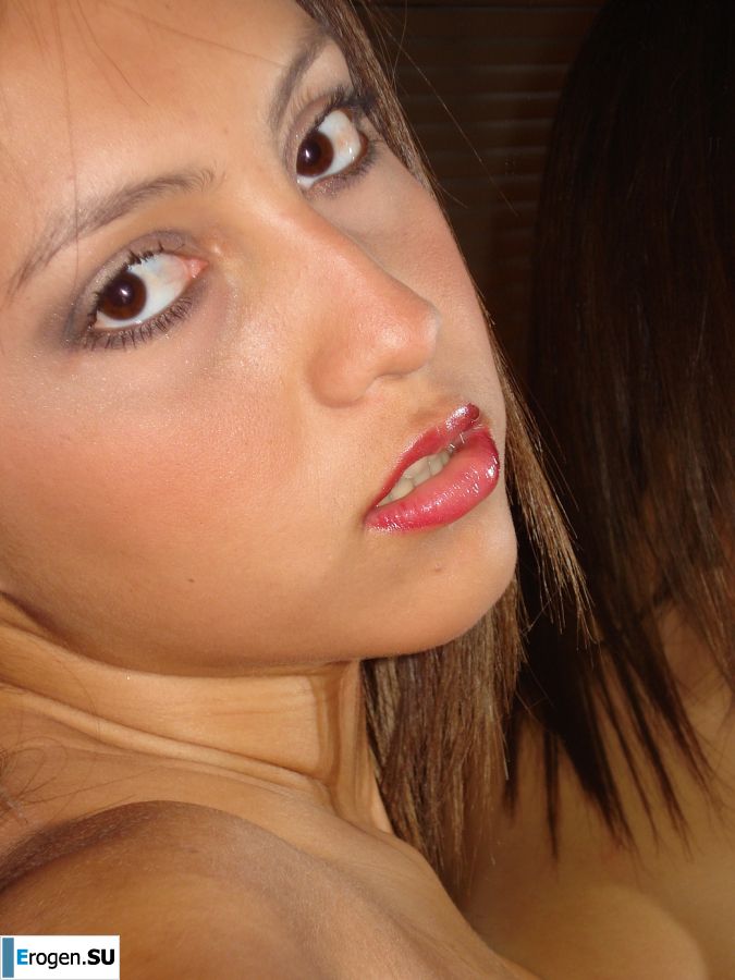 A woman with beautiful tits poses in a swimsuit and without it. Part 2. Photo 11