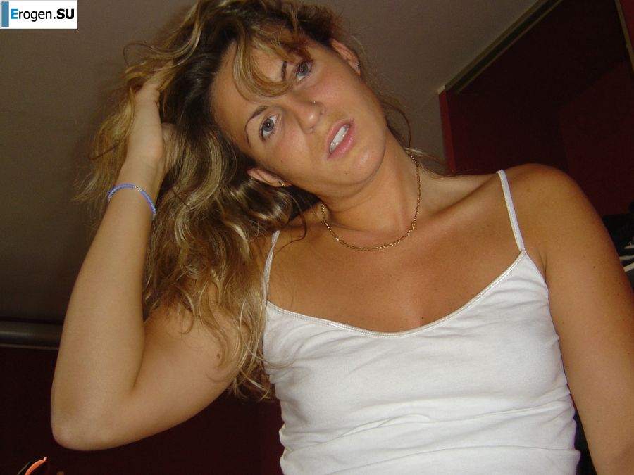 A mature woman changes into a schoolgirl and has sex. Photo 11