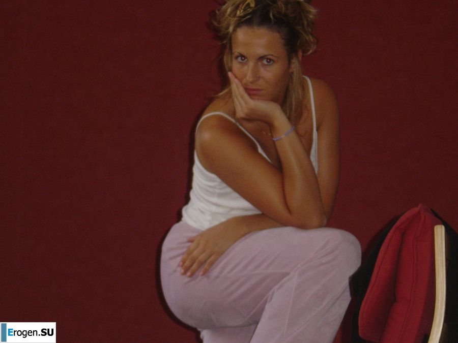 A mature woman changes into a schoolgirl and has sex. Photo 14