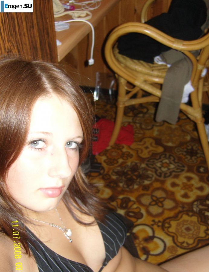 A young girl with a beautiful figure poses in shorts. Photo 14