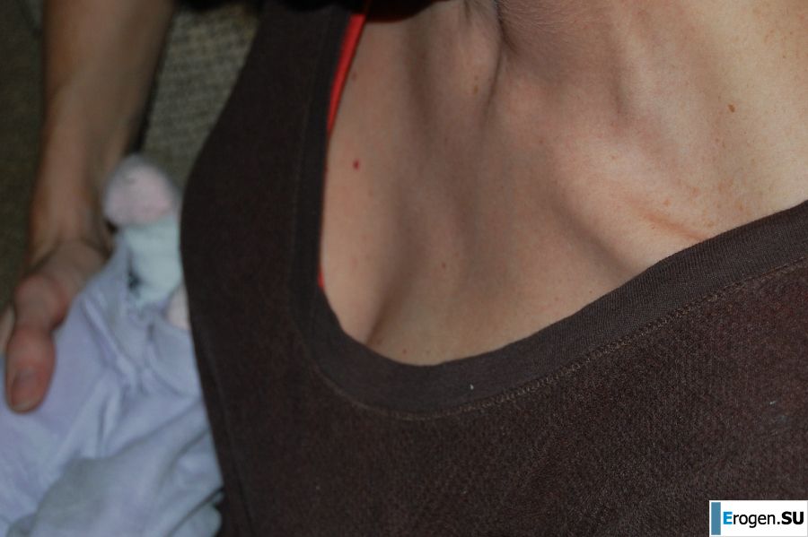 A slender woman with neat breasts takes off her clothes. Photo 31