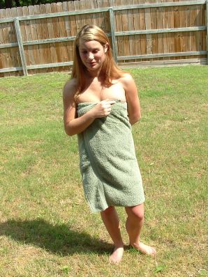 A blonde with a beautiful figure poses naked on the lawn. Part 3. Thumb 16