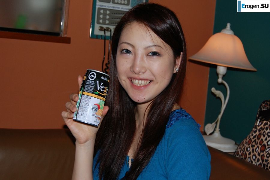 A sultry Asian woman spreads her labia with her fingers and shows a vagina. Photo 1