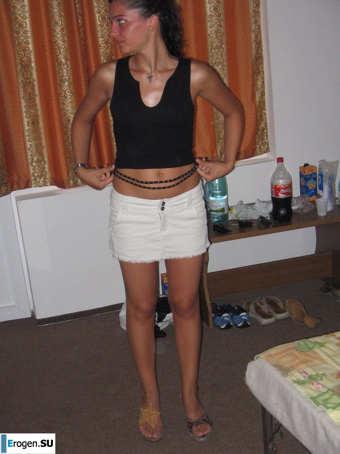 Seductive Latina poses naked on vacation in front of a guy. Photo 12