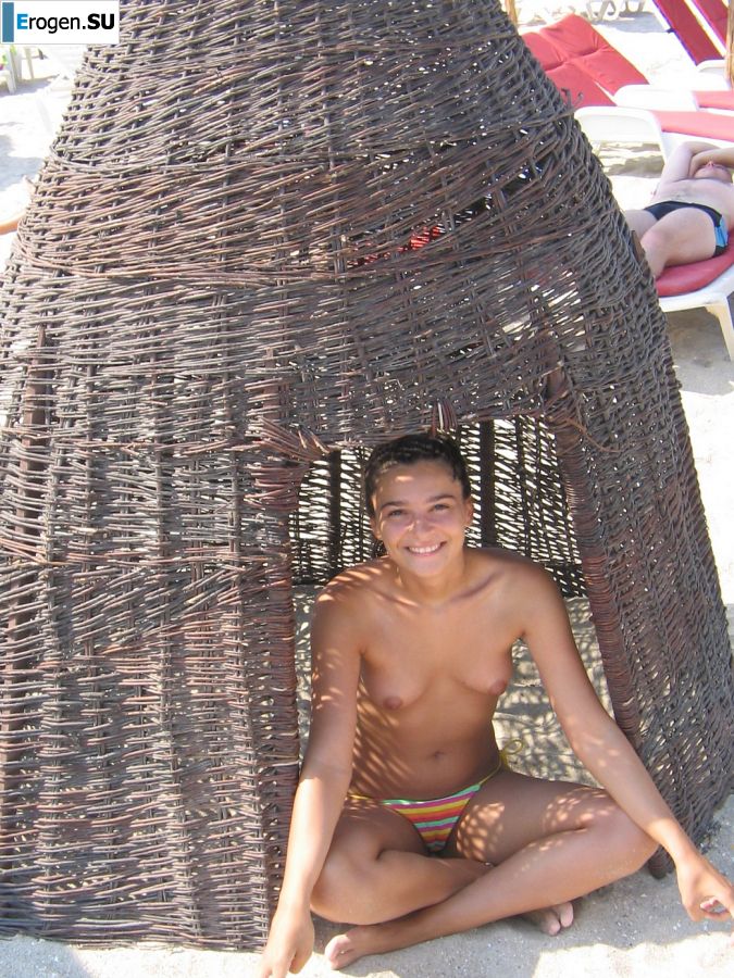 Seductive Latina poses naked on vacation in front of a guy. Photo 26