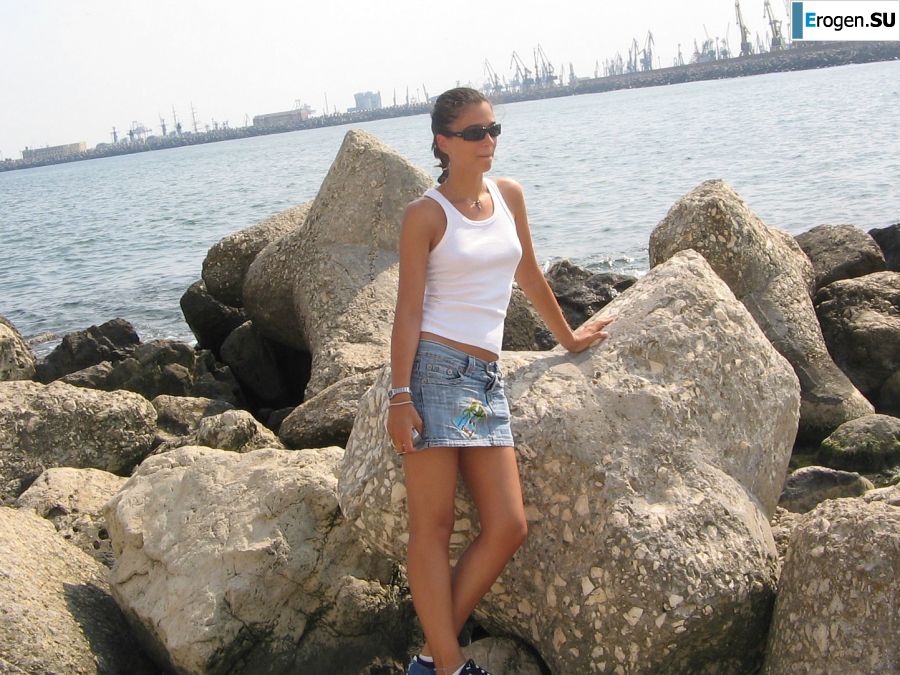 Seductive Latina poses naked on vacation in front of a guy. Photo 38