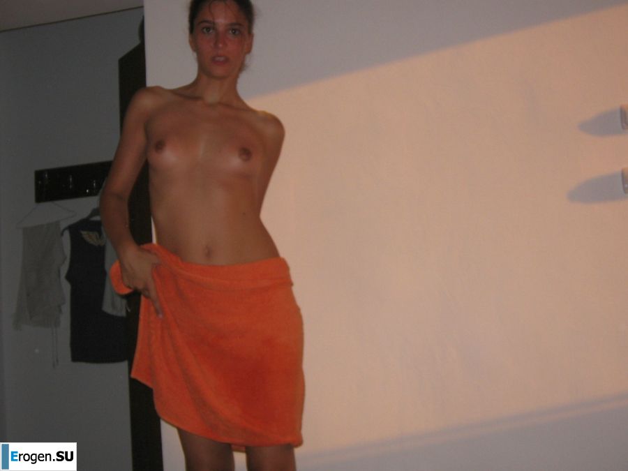 Seductive Latina poses naked on vacation in front of a guy. Photo 9