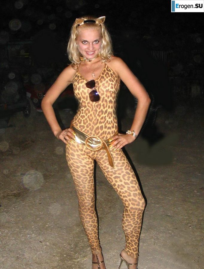 A blonde with a big booty poses in lace underwear. Photo 18