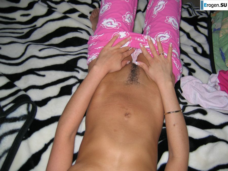 A tanned brunette with a firm body undressed and showed an intimate haircut. Photo 16