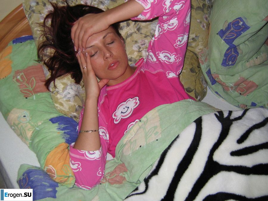 A tanned brunette with a firm body undressed and showed an intimate haircut. Photo 22