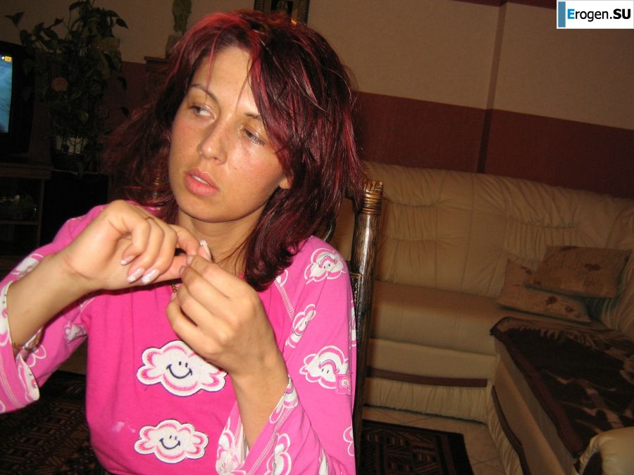 A tanned brunette with a firm body undressed and showed an intimate haircut. Photo 3