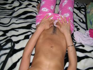 Загорелая брюнетка с упругим телом разделась и показала интимную стрижку. Эскиз 16