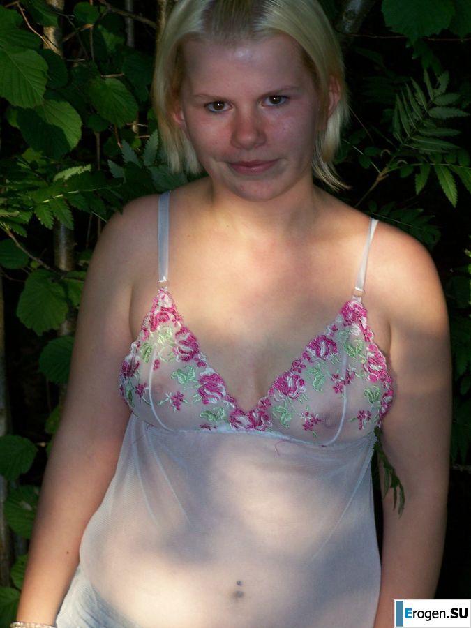 Appetizing magnificent blonde spread her legs right on the grass. Photo 1