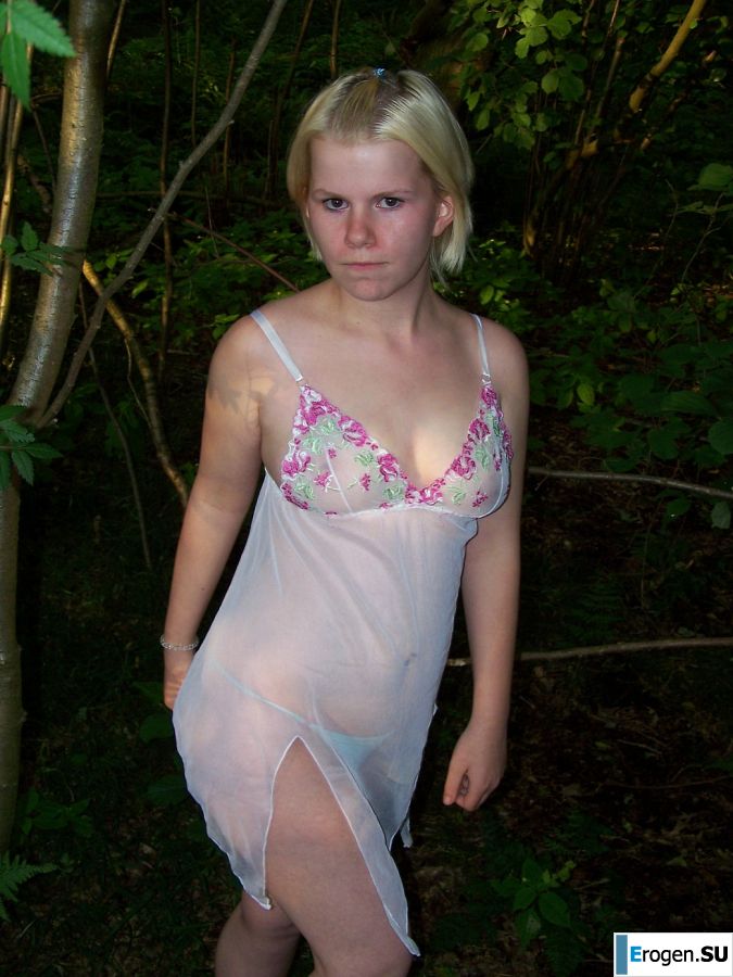 Appetizing magnificent blonde spread her legs right on the grass. Photo 10