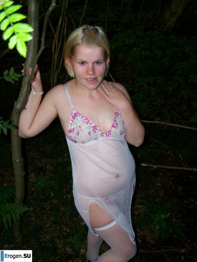 Appetizing magnificent blonde spread her legs right on the grass. Photo 12