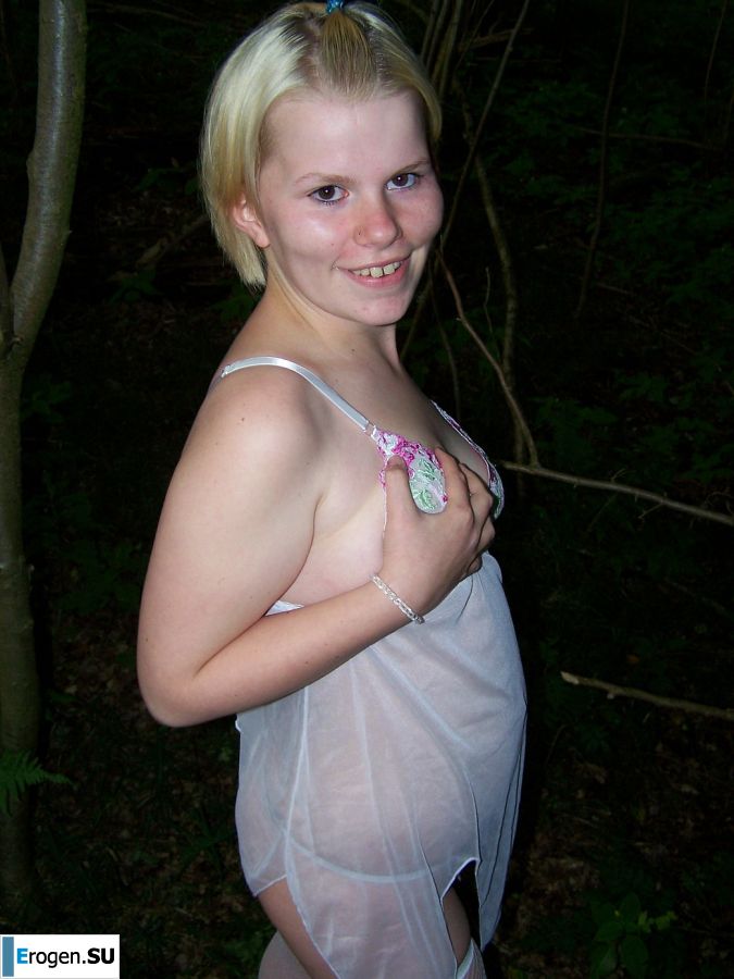 Appetizing magnificent blonde spread her legs right on the grass. Photo 13