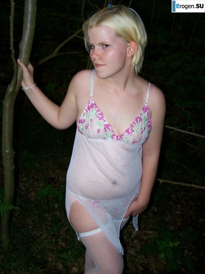 Appetizing magnificent blonde spread her legs right on the grass. Photo 15