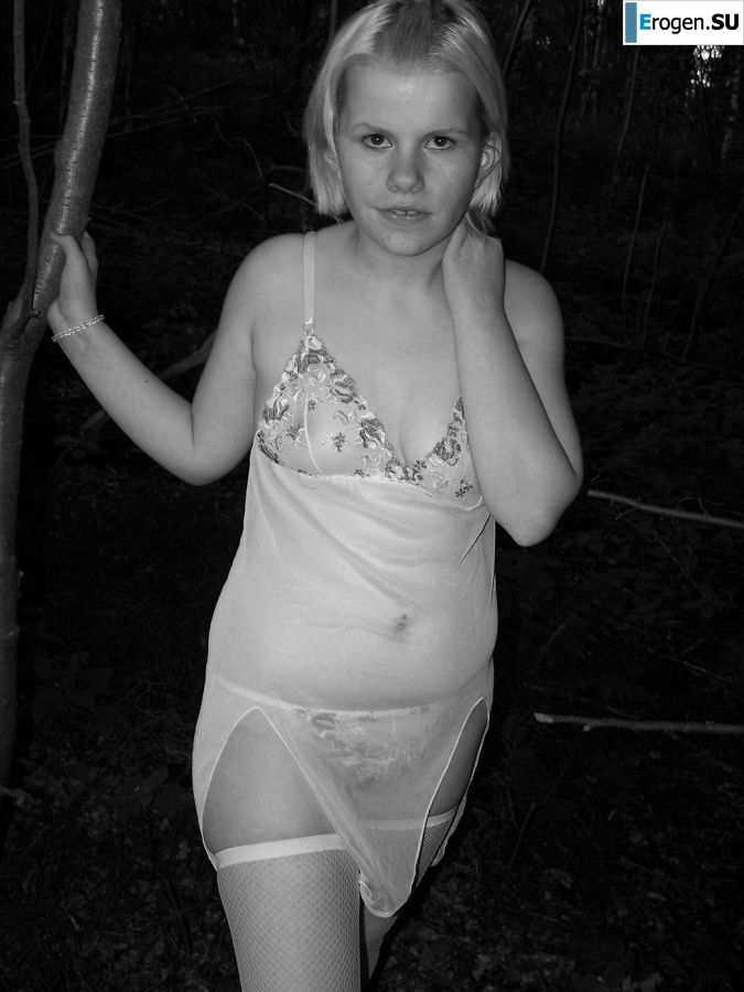 Appetizing magnificent blonde spread her legs right on the grass. Photo 18