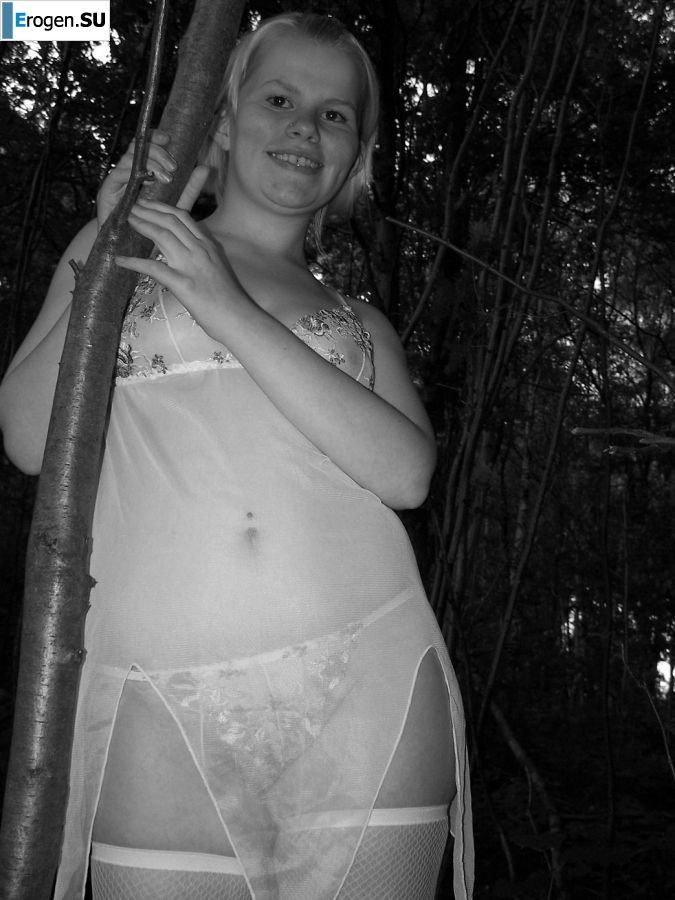 Appetizing magnificent blonde spread her legs right on the grass. Photo 20