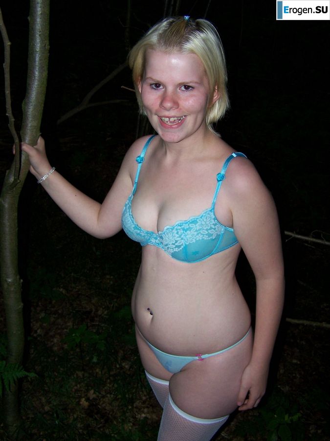 Appetizing magnificent blonde spread her legs right on the grass. Photo 23