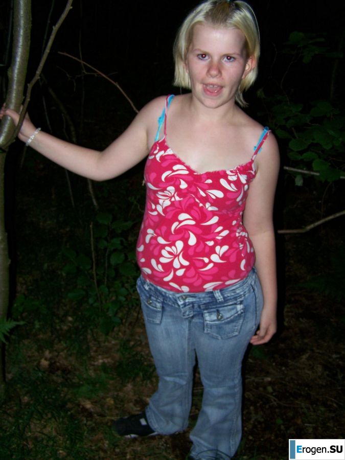 Appetizing magnificent blonde spread her legs right on the grass. Photo 27