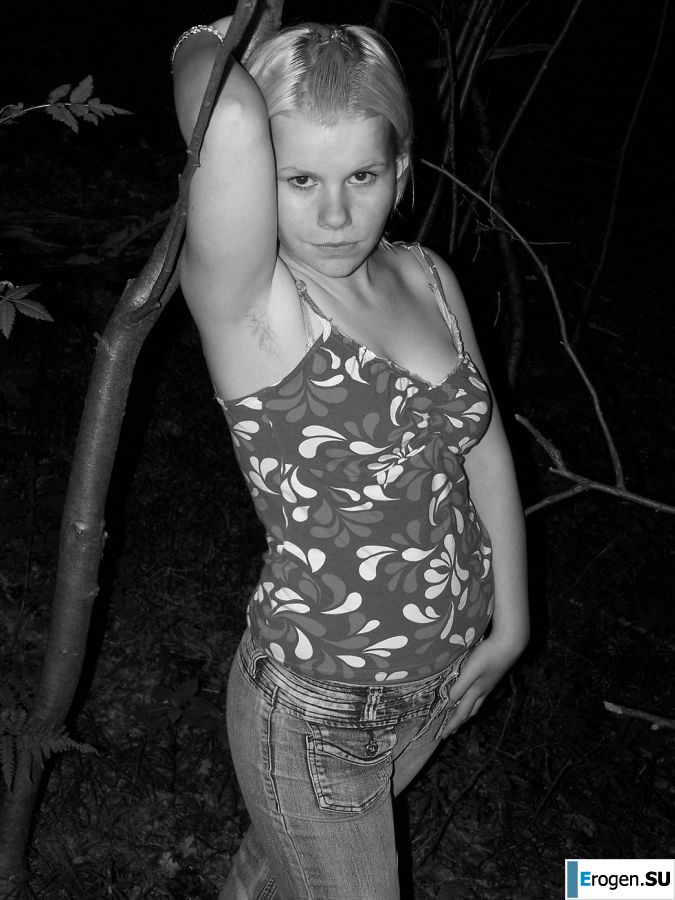 Appetizing magnificent blonde spread her legs right on the grass. Photo 29