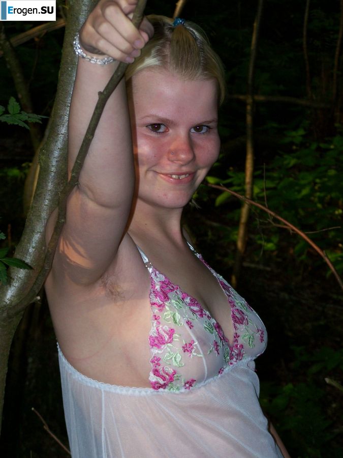 Appetizing magnificent blonde spread her legs right on the grass. Photo 4