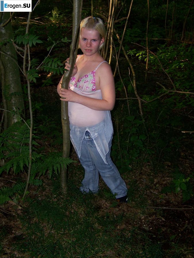 Appetizing magnificent blonde spread her legs right on the grass. Photo 5