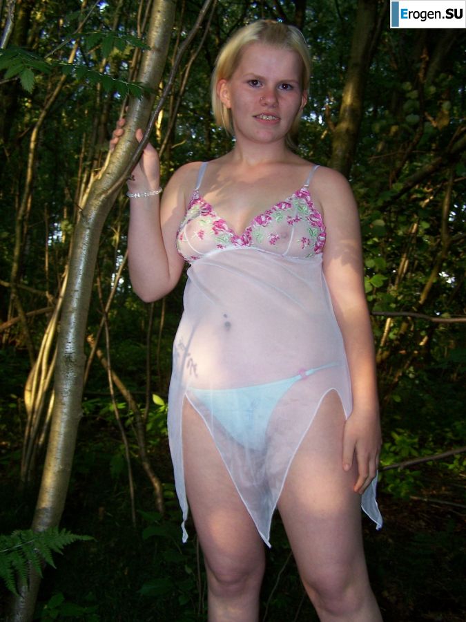 Appetizing magnificent blonde spread her legs right on the grass. Photo 6