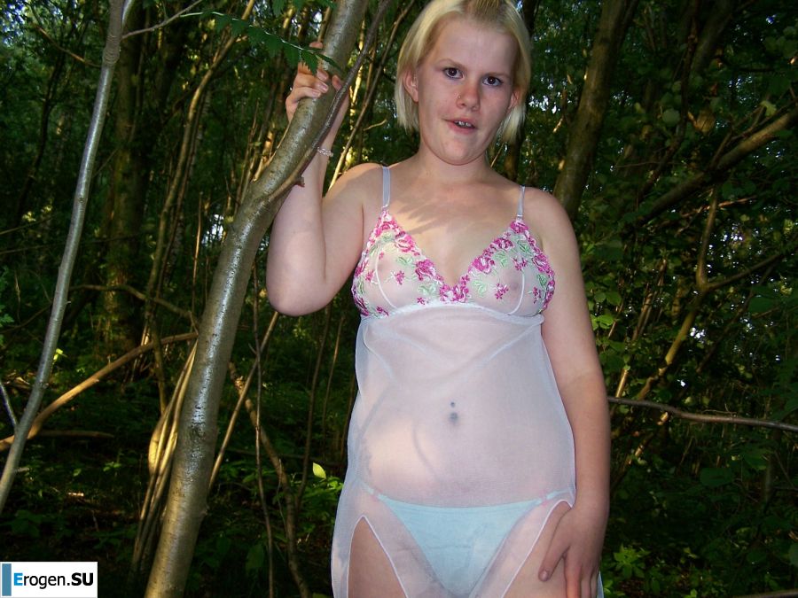 Appetizing magnificent blonde spread her legs right on the grass. Photo 8