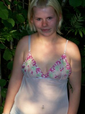 Appetizing magnificent blonde spread her legs right on the grass. Thumb 1