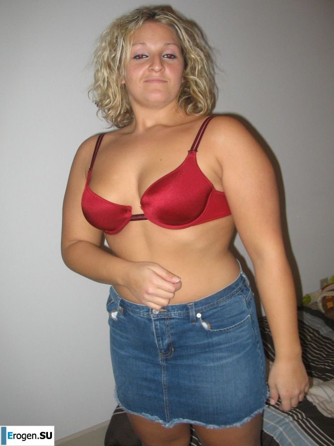 A blonde with curvaceous forms showed a peasant boobs and not only. Photo 16