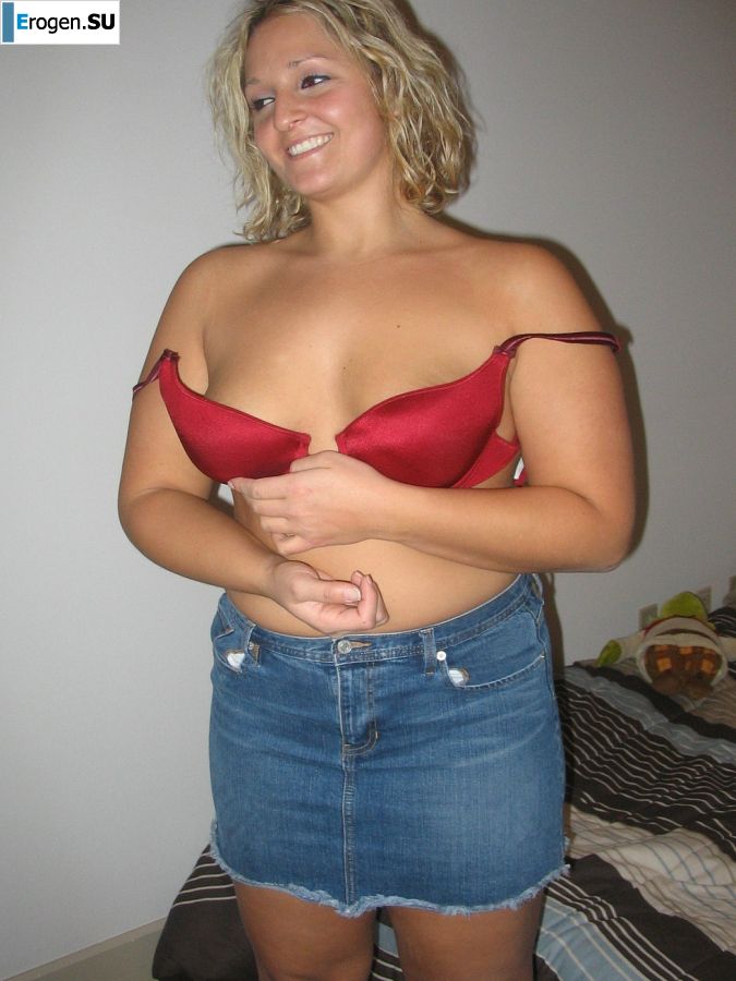 A blonde with curvaceous forms showed a peasant boobs and not only. Photo 17