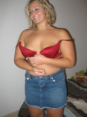 Блондинка с пышными формами показала мужику сиськи и не только. Эскиз 17