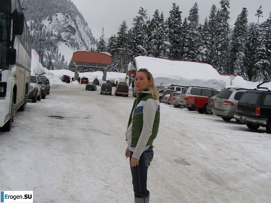 A blonde in pink panties drank and spread her legs in a billiard club. Part 2. Photo 3