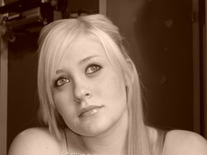 Аппетитная блондинка с пышными бедрами сняла платье. Эскиз 11