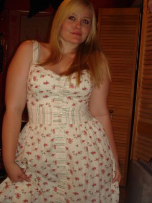 Аппетитная блондинка с пышными бедрами сняла платье. Эскиз 14