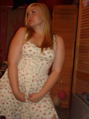 Аппетитная блондинка с пышными бедрами сняла платье. Эскиз 15