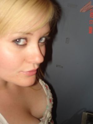 Аппетитная блондинка с пышными бедрами сняла платье. Эскиз 17