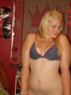 Аппетитная блондинка с пышными бедрами сняла платье. Эскиз 43